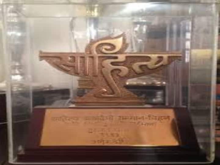 Telugu poets Varala Anand Madhurantakam Narendra got Sahitya Akademi Award Sahitya Akademi Awards : ఇద్దరు తెలుగు కవులకు కేంద్ర సాహిత్య అకాడమీ అవార్డు