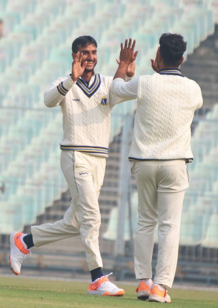 ৩১০/৯ স্কোরে প্রথম দিনের খেলা শেষ করেছিল বাংলা। ১৫৯ রান করে ক্রিজে ছিলেন অনুষ্টুপ। বুধবার দিনের দ্বিতীয় বলেই এলবিডব্লিউ হয়ে যান অনুষ্টুপ। আগের দিনের স্কোরেই। বাংলাও আগের দিনের স্কোরেই প্রথম ইনিংস শেষ করে।