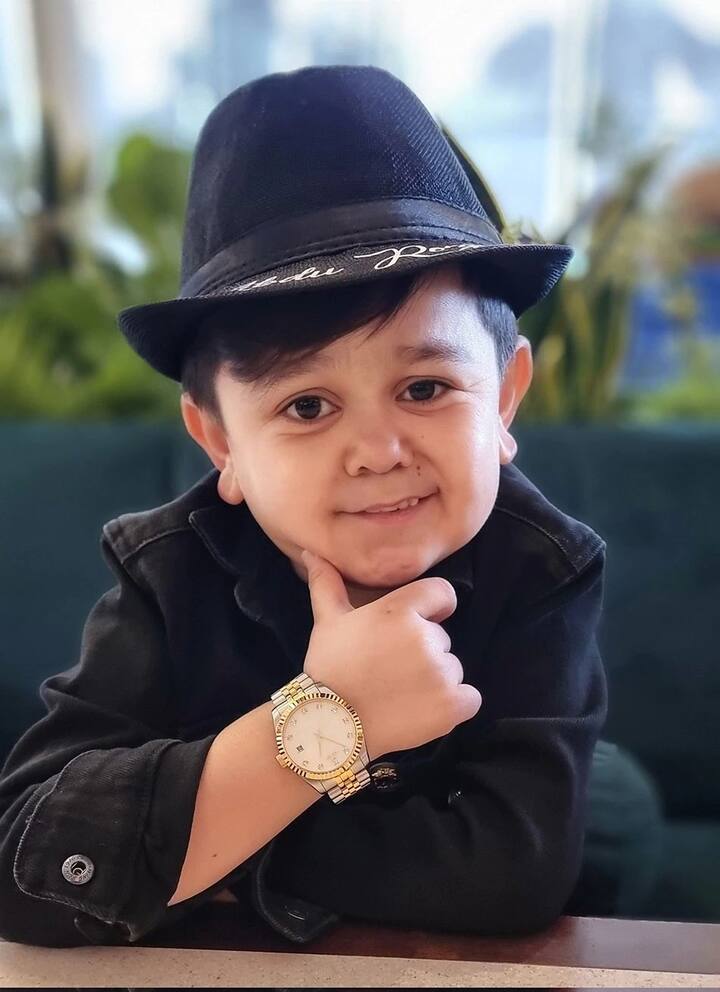 अब्दु रोज़िक - बात करें शो के सबसे क्यूट और फेमस कंटेस्टेंट अब्दु रोज़िक की तो उन्हें हर हफ्ते 3-4 लाख रुपये मिल रहे हैं.