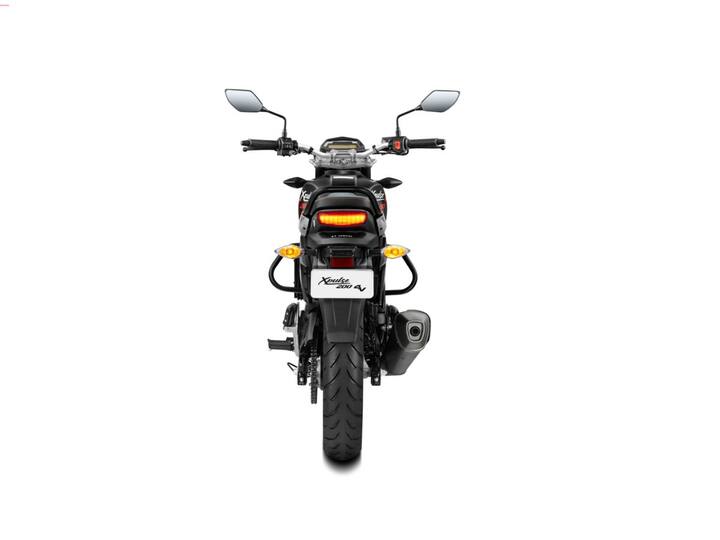 नवीन XPulse 200T 4V बाईक स्पोर्ट्स रेड, मॅट फंक लाइम यलो आणि मॅट शील्ड गोल्ड या तीन रंगांच्या पर्यायांमध्ये उपलब्ध आहे. हे क्रोम रिंगसह वर्तुळाकार पूर्ण एलईडी हेडलॅम्प आणि एलईडी पोझिशन लॅम्पसह येते.