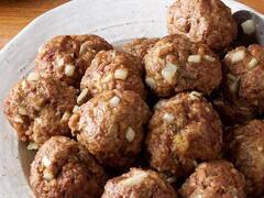 टेस्टी कुरकुरे मीटबॉल खाने का कर रहा है मन तो फिर देर किस बात की, तुरंत घर पर बनाएं क्रिस्पी मीटबॉल