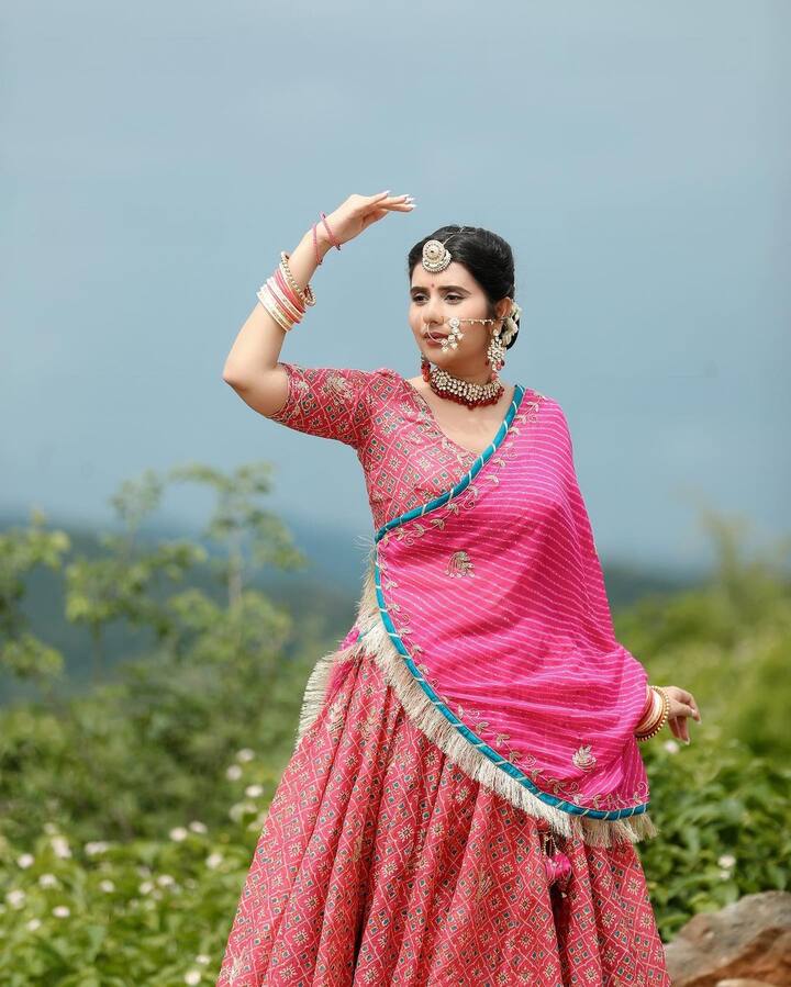 चारु के नर्वस होने के पीछे की वजह ये है कि अब उनके साथ जियाना भी है. चारु ने हाल ही में एक इंटरव्यू में बताया है कि जब उन्होंने टीवी पर वापसी करने की सोची तो किस तरह की मुश्किलों का सामना करना पड़ा.  (Photo Credit- Instagram)