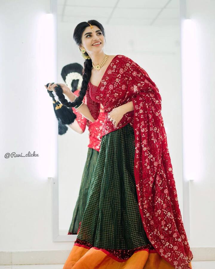 రోజుకో స్టైల్ లో ఫోటో షూట్స్ చేస్తూ సోషల్ మీడియాలో వాటిని పోస్ట్ చేస్తూ అభిమానులని కట్టిపడేస్తుంది.  Image Credit: Jabardasth Varsha/Instagram