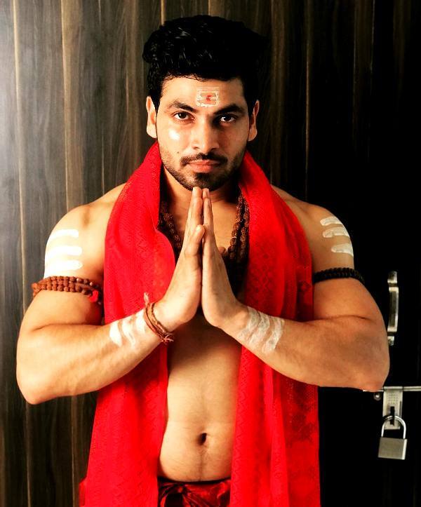 शिव ठाकरे – मराठी बिग बॉस जीतने के बाद बिग बॉस 16 में हिस्सा लेने वाले शिव अपने गेम से लोगों के दिलों में खास जगह बना चुके हैं. बता दें कि शिव को हर हफ्ते करीब 5 लाख रुपये दिए जाते हैं.