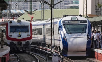 Indian Railways: উচ্চ গতিসম্পন্ন বন্দেভারত এক্সপ্রেস এখন বাংলাতেও। টেক্কা দেবে শতাব্দীকে। পর্যটকদের সময় বাঁচবে।