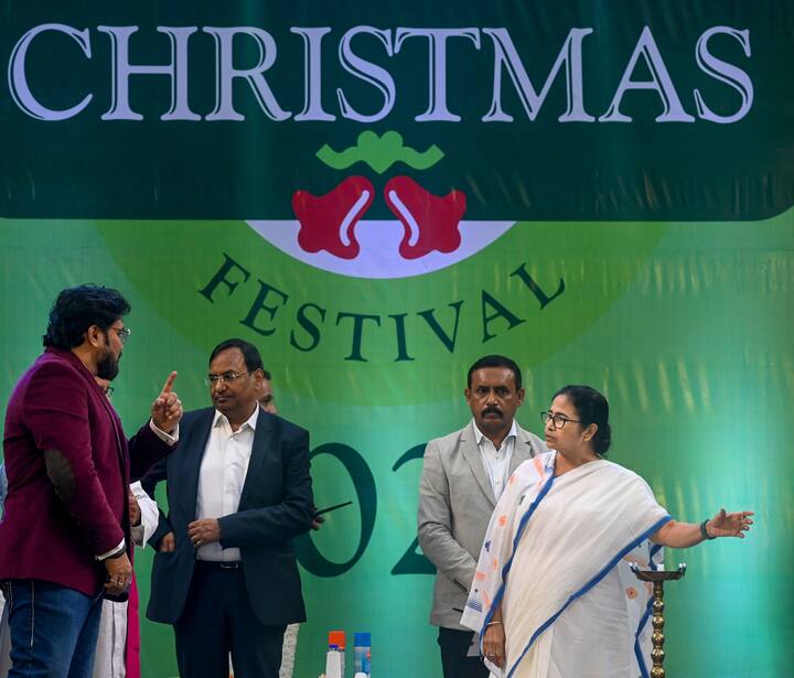 এই বছর বড়দিনের পরেরদিনও ছুটি দেওয়া হয়েছে রাজ্য সরকারের তরফে। এদিন বক্তব্য রাখতে গিয়েও সেই ছুটির প্রসঙ্গ টানেন মমতা বন্দ্যোপাধ্যায়।