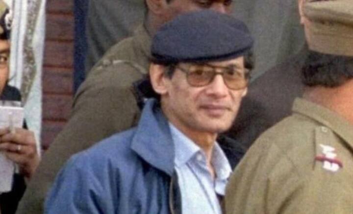 কৈশোরেই অপরাধ জগতের সঙ্গে পরিচয় ঘটে চার্লসের। সিঁধ কেটে প্রথম প্য়ারিসের জেলে যান কৈশোরে। আকর্ষক ব্যক্তিত্বকে কাজে লাগিয়েই চার্লস একের পর এক অপরাধ ঘটাতে সফল হন।