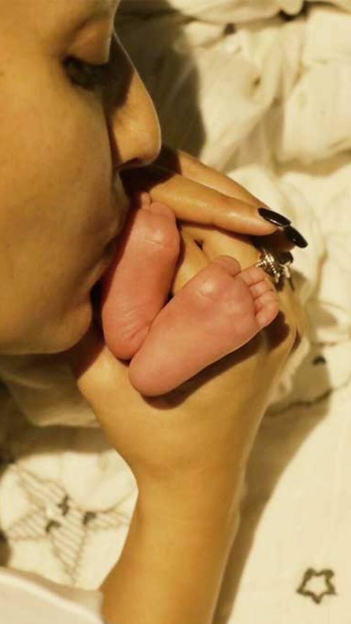 அவர்கள் 2016 ஆம் ஆண்டே பதிவு திருமணம் செய்து கொண்டதாகவும் ஐந்து வருடங்களுக்கு பிறகு தான் தாங்கள் வாடகை தாய் மூலம் குழந்தை பெற்றுக் கொண்டதாக கூறினர்.