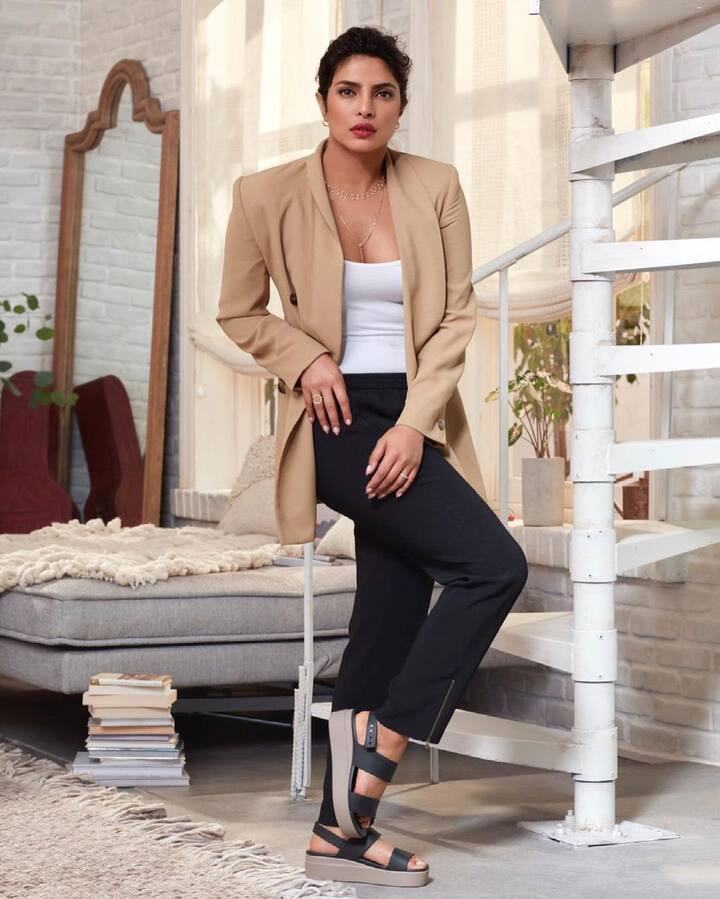 असीम की मां के बेहद करीब थीं प्रियंका और वो इस दर्द को बर्दाश्त नहीं कर पा रही थीं. रिपोर्ट की मानें तो उस वक्त एक्ट्रेस ने एक अपार्टमेंट की छत से कूदकर जान देने की भी कोशिश की थी. (Photo Credit- Instagram)