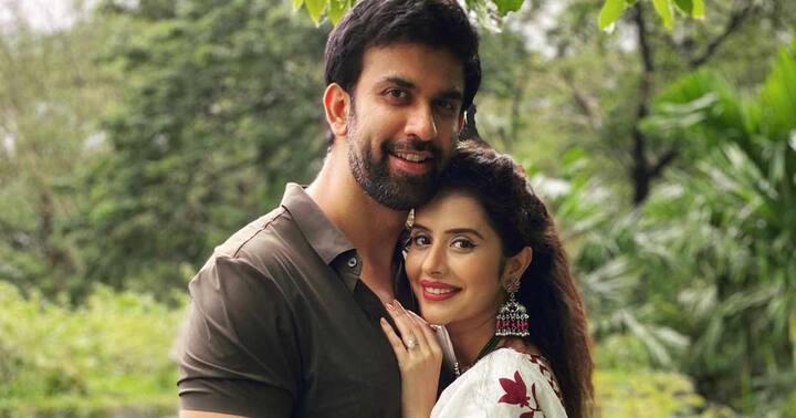 चारु असोपा – टीवी एक्ट्रेस चारु असोपा और राजीव सेन के तलाक की खबरों ने भी इस साल काफी सुर्खियां बटोरी है. चारु ने राजीव पर प्रेग्नेंसी के दौरान उन्हें अकेला छोड़कर किसी और से अफेयर करने का भी आरोप लगाया था.