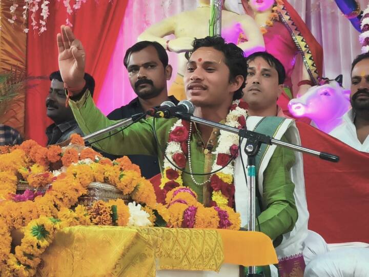 Indore Madhya Pradesh Acharya Pandit Shailendra Tiwari oath against love jihad during Bhagwat Katha ANN Indore: भागवत कथा में महिलाओं को दिलाई गई शपथ, लव जिहाद और धर्म परिवर्तन को पर कही ये बात