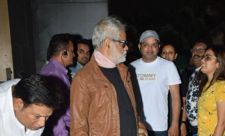 মুক্তির একদিন আগে মুম্বইয়ে অনুরাগী এবং সাংবাদিকদের জন্য বিশেষ প্রদর্শন রাখা হয়েছিল ছবির। একে একে সকলেই হাজির হয়েছিলেন।