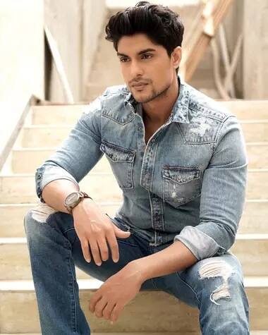 अंकित गुप्ता – टीवी एक्टर अंकित गुप्ता का शांत स्वभाव भी दर्शकों को बहुत अच्छा लग रहा है. वहीं बात करें उनकी फीस की तो अंकित को हर हफ्ते 5-7 लाख रुपये तक दिए जाते हैं.