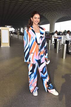 Rakul Preet Photos: एयरपोर्ट पर कूल लुक में रकुल प्रीत सिंह हुईं स्पॉट, मल्टीकलर सूट में दिए ऐसे पोज