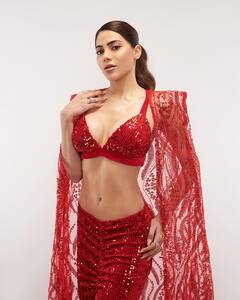 Nikki Tamboli look: ક્રિસમસ પર એક્ટ્રેસ નિક્કી તંબોલીના લૂક્સ પરથી લો ટિપ્સ