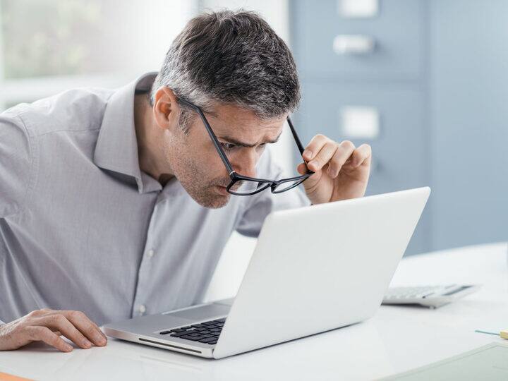 What is the 20-20-20 rule, following which can reduce the risk of digital eye strain