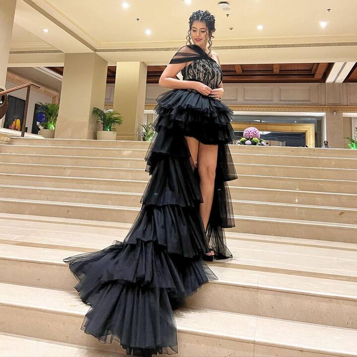 चारु ने जब शुरुआत में ऑडिशन देना शुरु किया तो उन्हें लोग कहते थे कि वजन बढ़ गया है तुम्हारा. चारु ने बताया कि ''जो लोग उनके साथ पहले काम कर चुके हैं वो भी इसे पॉइंट आउट करते हैं''.  (Photo Credit- Instagram)