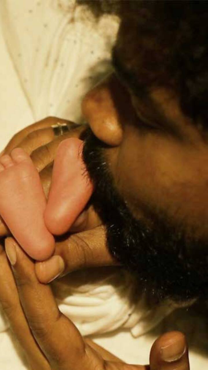 இந்த தம்பதி வாடகை தாய் மூலம் இவர்கள் குழந்தை பெற்றுக் கொண்டனர்.இது இணையத்தில் சர்ச்சையை ஏற்படுத்தியது