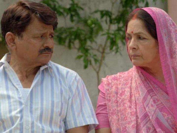 'पंचायत सीजन 2' में शानदार एक्टिंग करने वाले कलाकार रघुवीर यादव और नीना गुप्ता को बेस्ट कॉमेडी सीरीज सपोर्टिंग रोल में फिल्मफेयर ओटीटी अवॉर्ड मिला है.