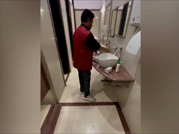Maharashtra Assembly Winter Session NCP Amol Mitkari tweeting video of using toilet water to wash cups in Nagpur MLA  residence नागपूरच्या आमदार निवासात कपबशा धुण्यासाठी शौचालयातलं पाणी, अमोल मिटकरींचा  व्हिडिओ ट्विट करत आरोप