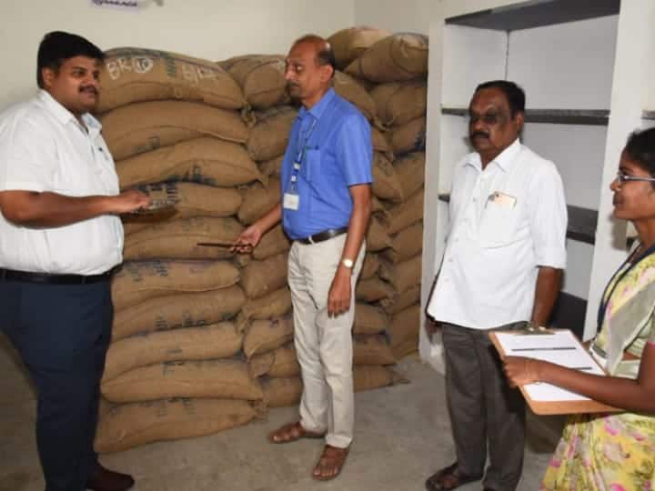 கரூரில் நியாய விலை கடைகளை ஆய்வு செய்த மாவட்ட ஆட்சியர்