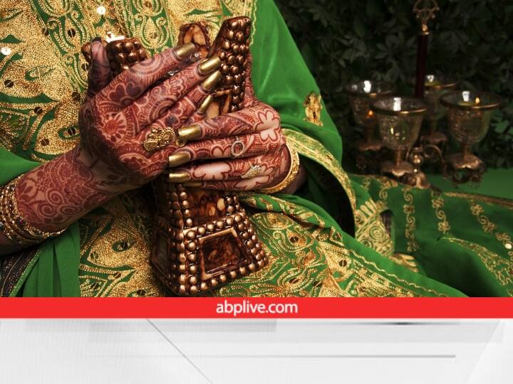 मेहंदी के साथ एक छोटा सा शीशा, लाख की चूड़ियां और कुछ रुपए दान करने से विशेष लाभ होता है. 7 रविवार तक करने से विवाह में आ रही अड़चनें दूर होती हैं.