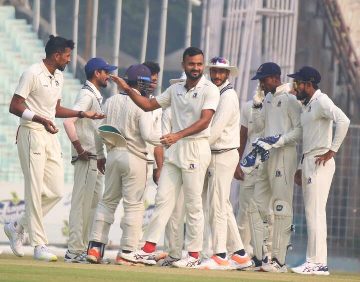 কৌশিক ঘোষ ৬০ বলে ২১ রান করে অপরাজিত আছেন। তিনি ২টি চার মারেন। ৩৪ বলে ৩২ রান করে নট-আউট সুদীপ ঘরামি। তিনি ৫টি চার মারেন। বাংলার হাতে লিড রয়েছে ২৬৯ রানের। ছবি - সিএবি