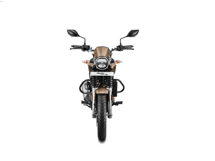 नवीन Hero XPulse 200T 4V ला पॉवर देण्यासाठी 200cc BSVI 4 वॉल्व्ह ऑइल कूल्ड इंजिन देण्यात आले आहे. हे 8,500 rpm वर 19.1PS ची पॉवर आणि 6500 rpm वर 17.3 Nm टॉर्क जनरेट करते.