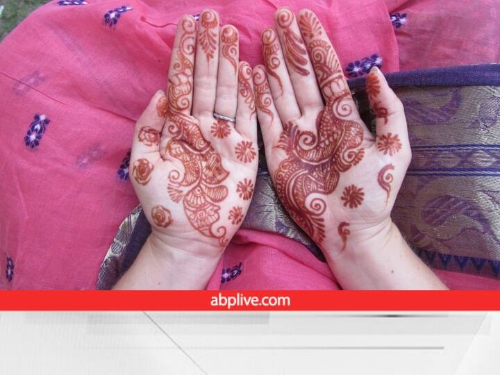 पति-पत्नी के बीच प्रेम बढ़ाने के लिए भी मेहंदी के टोटके बहुत उपयोगी माने जाते हैं. इसके लिए साबुत उड़द के अंदर काली मेहंदी मिला लें. अब इसे पति-पत्नी के घर की दिशा की तरफ इस मेहंदी मिली दाल को फेंक दें. इससे दोनों के बीच प्यार बढ़ता है.