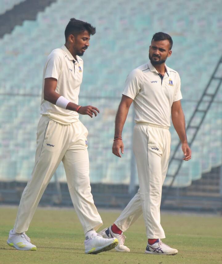 ২টি করে উইকেট ঈশান পোড়েল ও আকাশ দীপের। পেসার অলরাউন্ডার সায়নশেখর মণ্ডল ১ উইকেট নেন।