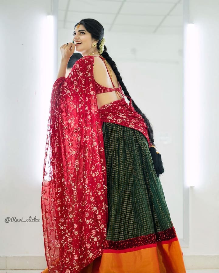 వాలు జడతో వయ్యారాలు పోతున్న వర్ష మీద మీరు ఓ లుక్కేయండి. Image Credit: Jabardasth Varsha/Instagram