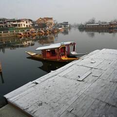 Winter in JK : ঠান্ডায় জবুথবু উপত্যকা, জমে গেছে ডাল লেকের অর্ধেক অংশ; তুষারে ঢাকা শিকারা