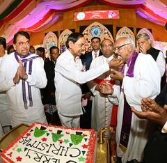 Christmas 2022: హైదరాబాద్ క్రిస్మస్ వేడుకల్లో సీఎం కేసీఆర్ - కేక్ కట్ చేసి, బహుమతులిస్తూ!