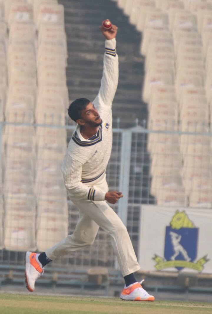 ৪.৫ ওভারে বৈভব আরোরার বলে এলবিডব্লিউ হয়ে সাজঘরে ফেরেন অভিষেক দাস। ৫টি চার ও ২টি ছক্কার সাহায্যে ২০ বলে ৩৫ রান করে মাঠ ছাড়েন তিনি।