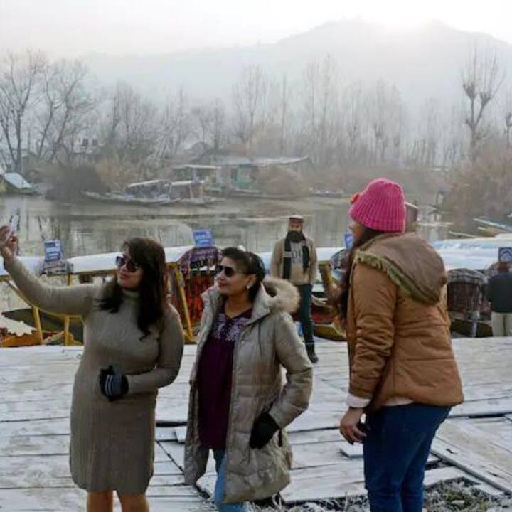 উপরের ছবিতে দেখা যাচ্ছে, কয়েকজন মহিলা পর্যটক ডাল লেকের কাছে সেল্ফ নিচ্ছেন।