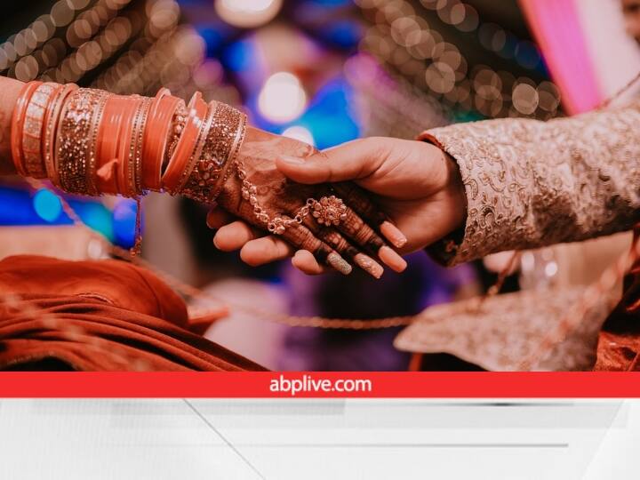 ज्योतिष शास्त्र में विवाह में आ रही इन बाधाओं को दूर करने के लिए कुछ कमाल के उपाय बताए गए हैं. इनमें से एक है मेहंदी के उपाय. मेहंदी के ये करने से शीघ्र विवाह के योग बनते हैं.