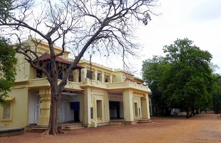 Alleging of misbehave and physical abuse with the vice-chancellor, Visva Bharati dismissed the professor Visva Bharati University: উপাচার্যর সঙ্গে দুর্ব্যবহার ও শারীরিক হেনস্থার অভিযোগ, অধ্যাপককে বরখাস্ত করল বিশ্বভারতী