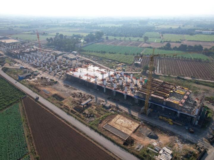 वर्तमान में, मुंबई-अहमदाबाद हाई-स्पीड रेल (Mumbai-Ahmedabad High-Speed Rail) देश में स्वीकृत एकमात्र हाई-स्पीड रेल परियोजना है. यह परियोजना जापान सरकार की वित्तीय और तकनीकी सहायता से क्रियान्वित की जा रही है. देश की पहली 'बुलेट' ट्रेन, को उसके बुलेट जैसी आकृति और गति के कारण यह उपनाम मिला है, यह मुंबई और अहमदाबाद के बीच 508.17 किमी की दूरी को लगभग दो घंटे में कवर करते हुए, पश्चिम भारत के भू-भाग को पार करेगी.