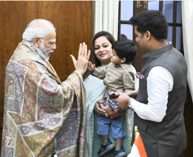 PM Narendra Modi meet Rudransh Shrikant Shinde at New delhi eknath shinde family meet pm मुख्यमंत्र्यांच्या नातवाला पंतप्रधानांची टाळी! चिमुरड्या रुद्रांश शिंदेला मोदींनी खाऊही दिला अन्...