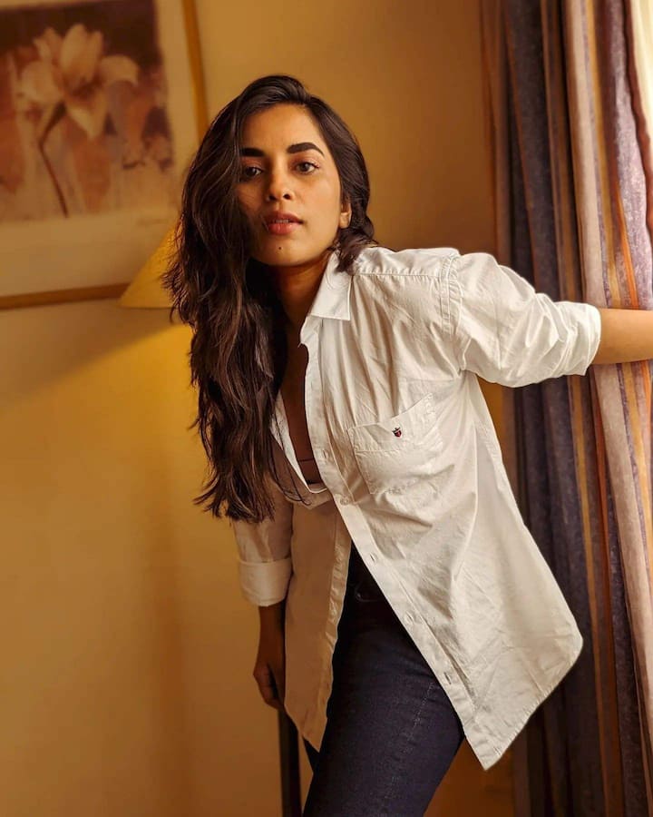 తాజాగా ‘హిట్-2’ మూవీతో ప్రేక్షకులను ఆకట్టుకుంది. Photo Credit: Komalee Prasad/Instagram