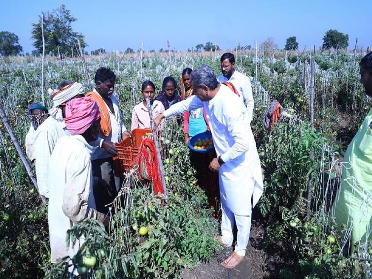Maharashtra Nanded News Sambhaji Raje Chhatrapati congratulated the farmers on the occasion of Farmers Day Sambhajiraje Chhatrapati : शेतकरी जगला तर आपण जगणार, थेट बांधावर जात संभाजीराजेंनी बळीराजाला दिल्या शुभेच्छा