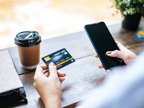 ક્રેડિટ કાર્ડ લોકોની આર્થિક જરૂરિયાતો પૂરી કરે છે. બેંકો તરફથી નાણાકીય સંસ્થાઓને ક્રેડિટ કાર્ડ આપવામાં આવે છે. જો તમે ક્રેડિટ કાર્ડ મેળવવા માંગતા હો, તો તમે આ બેંકો અથવા સંસ્થાઓનો સંપર્ક કરી શકો છો. જ્યારે તમે ક્રેડિટ કાર્ડ માટે અરજી કરો છો, ત્યારે રજૂકર્તા તમારી અરજીની તપાસ કરી શકે છે. ક્રેડિટ કાર્ડની અરજીઓ ઇશ્યુઅર દ્વારા ઘણા કારણોસર નકારી શકાય છે. (PC - ફ્રીપિક)