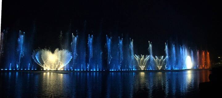 धकाधकीच्या आयुष्यात हा शो विरंगुळा देत, आयुष्यातून ताणतणाव घालवून आनंद देईल असा विश्वास मुख्यमंत्र्यांनी यावेळी व्यक्त केला.