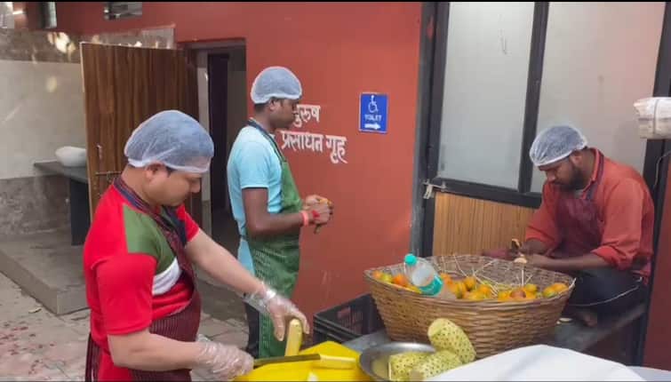 fruits required for the juice center are cleaned in front of the toilets in the Vidhan Bhavan Nagpur Winter Assembly Session : विधानभवनात फळंही स्वच्छ केली जातात शौचालयासमोर; सभागृहात गाजणार मुद्दा?