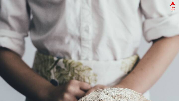 সারা দেশ জুড়ে বেড়েছে করোনা সংক্রমণ। এই পরিস্থিতিতে কোভিড নিয়ে ফের সতর্কতা জারি। যেকোনও খাবারেও তাই ততোটাই বিধি মেনে চলা উচিত।