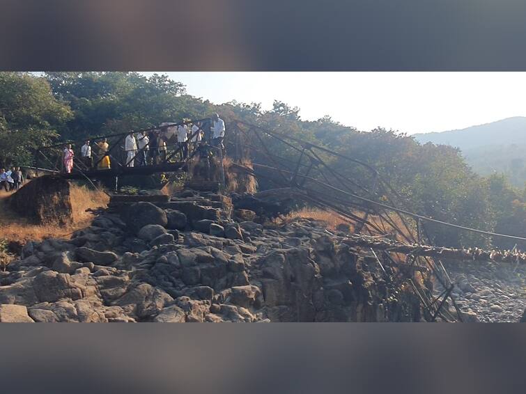 Ratnagiri News The bridge on Vashishti river washed away due to heavy rains will the shinde fadnavis government pay attention to the problems of Safaroli villagers Ratnagiri News : अतिवृष्टीमुळे वाशिष्टीवरील साकव वाहून गेला, दुरुस्तीसाठीचा निधी कागदावरच, साफरोलीकरांचा जीवघेण्या प्रवासाकडे नवं सरकार लक्ष देणार?