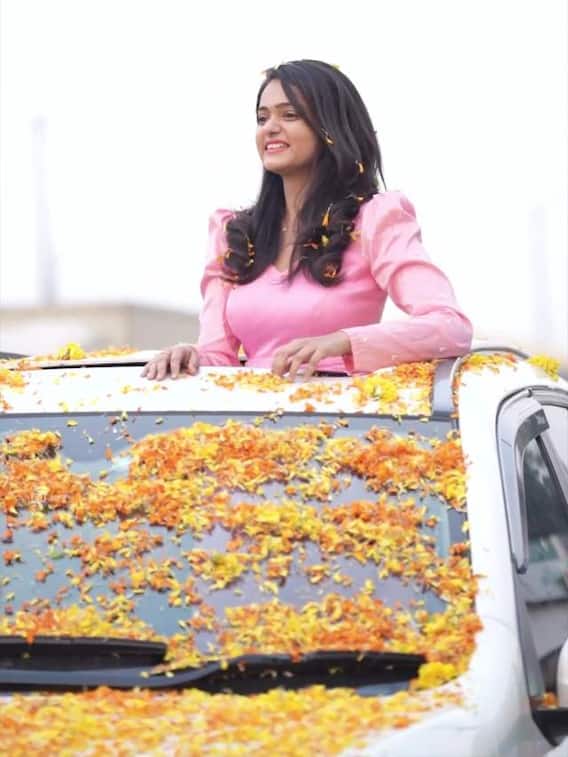 విజయవాడకు  శ్రీసత్య- బిగ్ బాస్ బ్యూటీకి ఫాలోయింగ్ మామూలుగా లేదుగా!