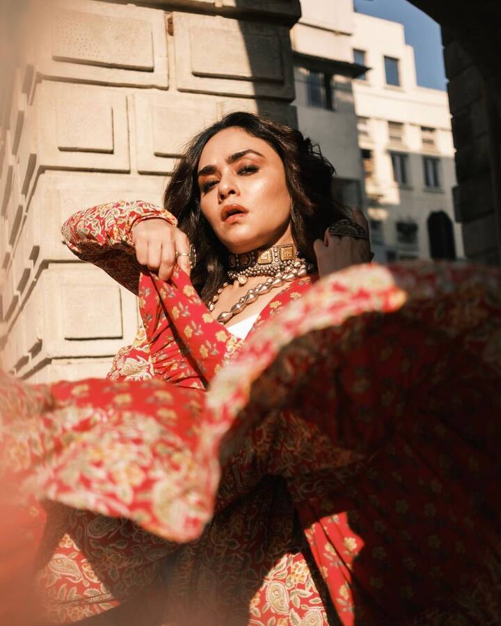 अमृतानं गळ्यात काही सिल्वर ज्वेलरी देखील घातलेल्या दिसत आहे. (Amruta Khanvilkar/Instagram)