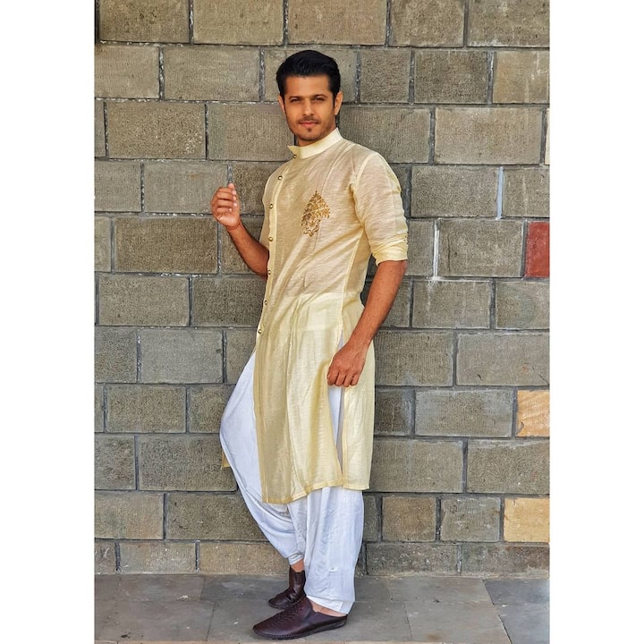 नील भट्ट की स्माइल इतनी प्यारी है कि जो भी देख ले वो फिदा हो जाएगा. नील भट्ट की प्यारी सी स्माइल को देख ये यकीन करना मुश्किल होगा कि कभी उन्हें भी मुश्किलों का सामना करना पड़ा होगा. (Photo Credit- Instagram)