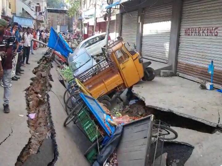Hyderabad Goshamahal drainage top collapsed vehicles shops damaged DNN Hyderabad News : గోషామహల్ లో కుంగిన నాలా, ధ్వంసమైన షాపులు, వాహనాలు!